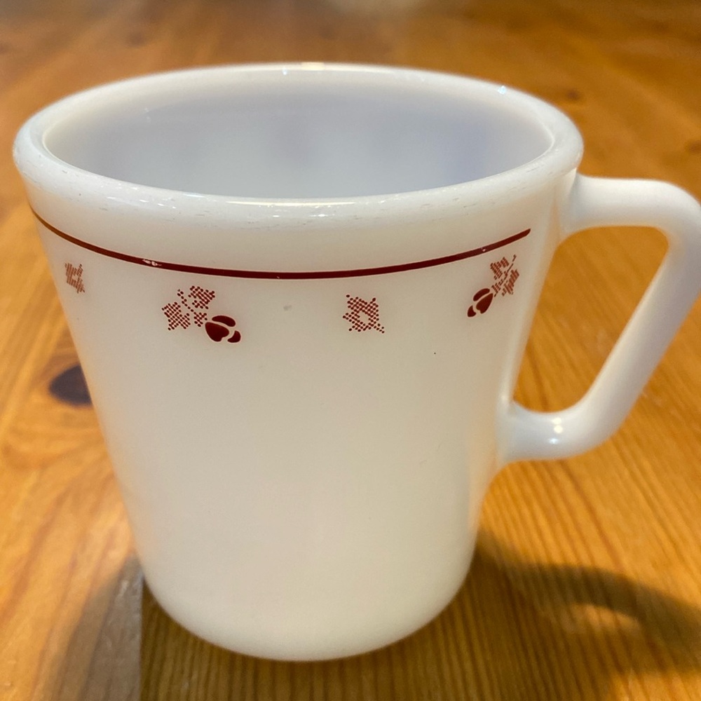 Vintage Pyrex Milkglass mugs (2)